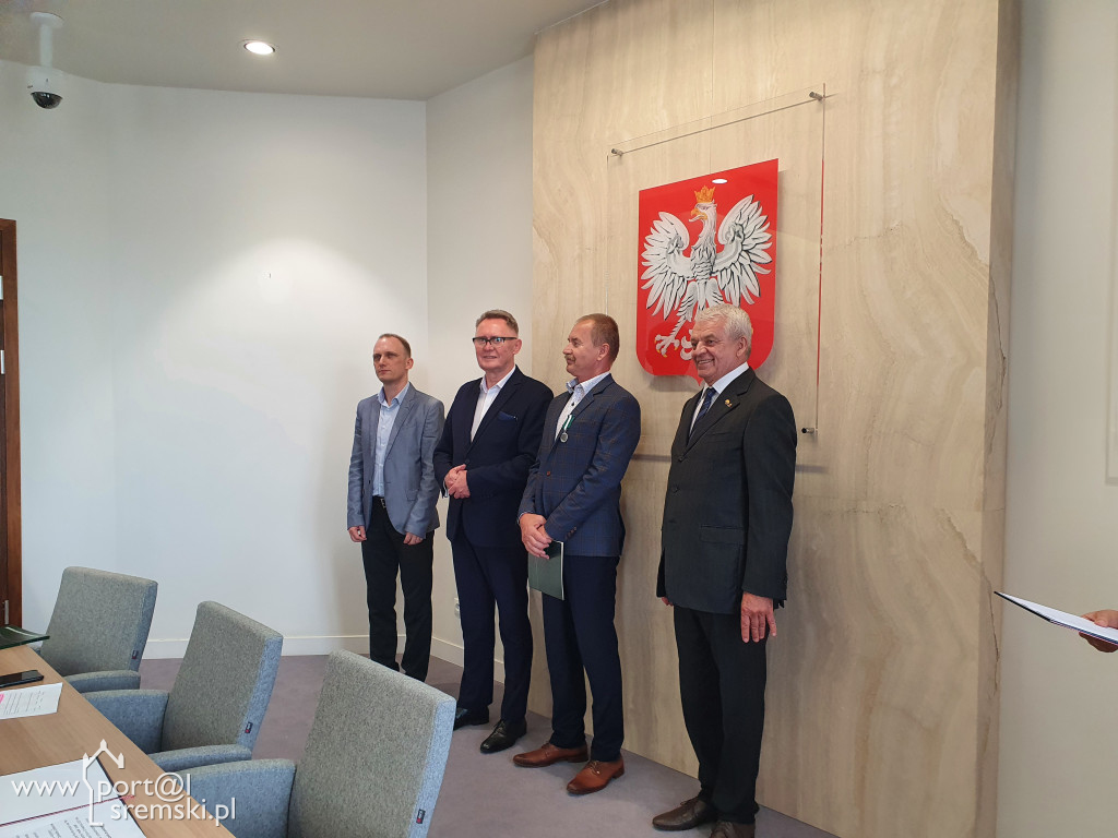 Uroczyste wręczenie medali i dyplomów pracownikom PGK w Śremie