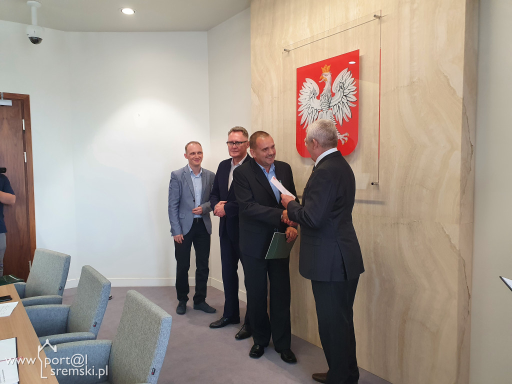 Uroczyste wręczenie medali i dyplomów pracownikom PGK w Śremie