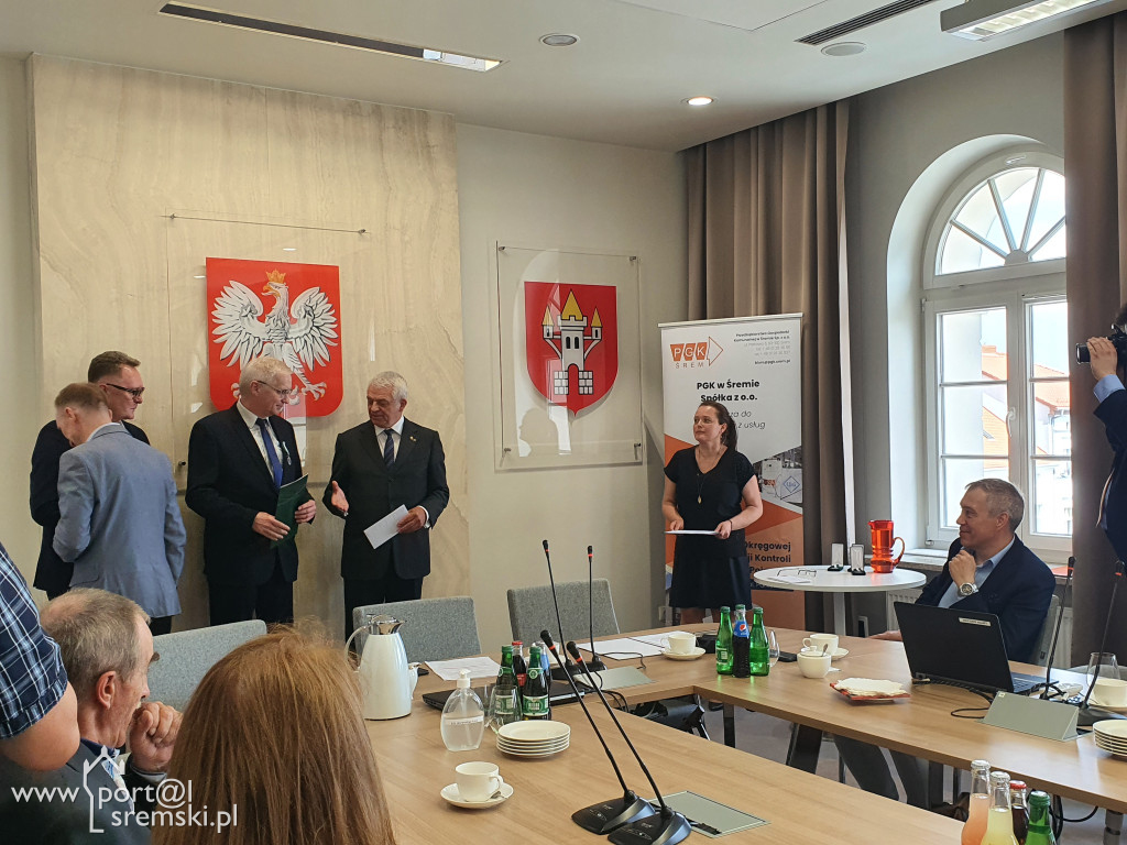 Uroczyste wręczenie medali i dyplomów pracownikom PGK w Śremie