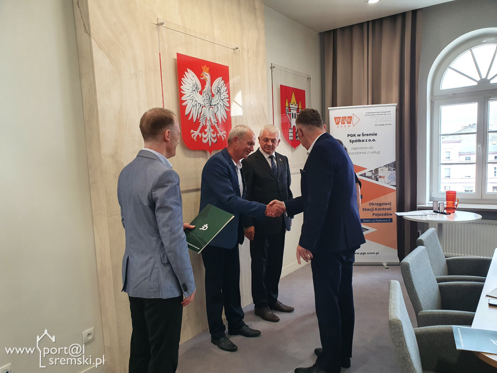 Uroczyste wręczenie medali i dyplomów pracownikom PGK w Śremie