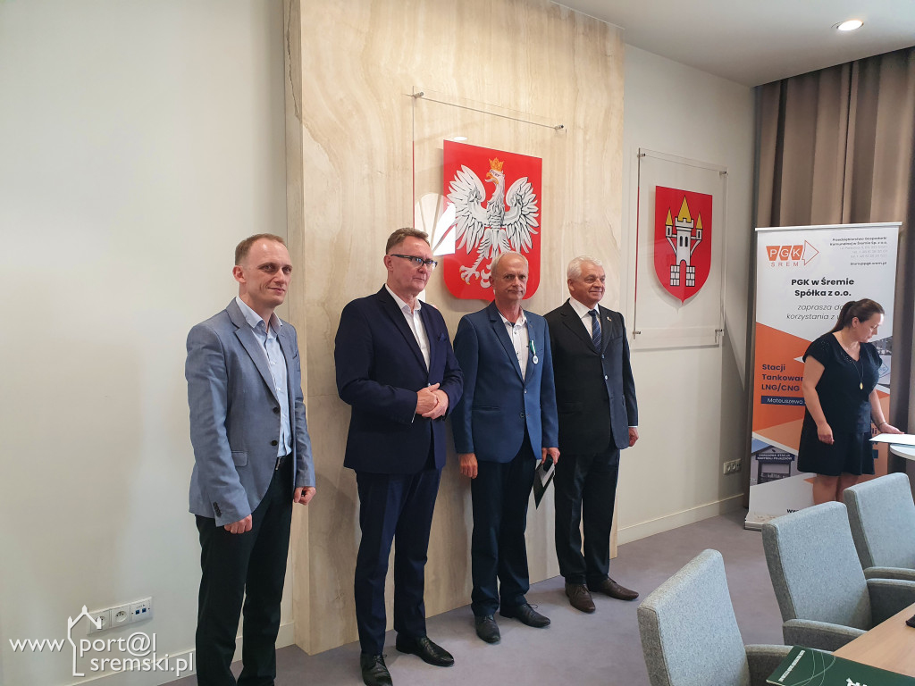 Uroczyste wręczenie medali i dyplomów pracownikom PGK w Śremie