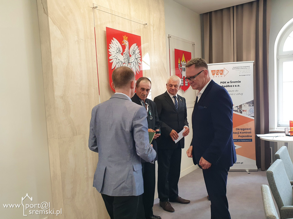 Uroczyste wręczenie medali i dyplomów pracownikom PGK w Śremie