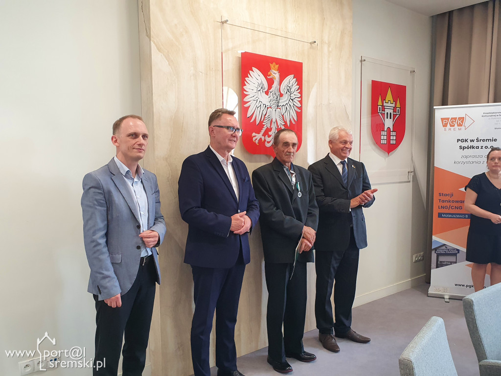 Uroczyste wręczenie medali i dyplomów pracownikom PGK w Śremie