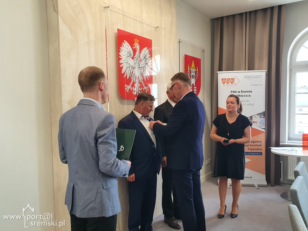 Uroczyste wręczenie medali i dyplomów pracownikom PGK w Śremie