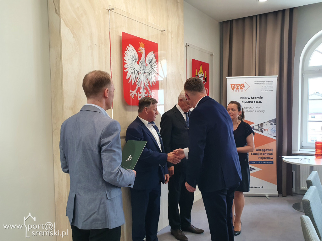 Uroczyste wręczenie medali i dyplomów pracownikom PGK w Śremie
