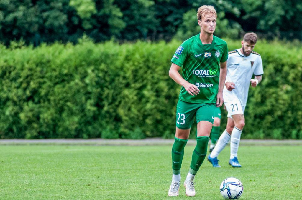 Mikołaj Rakowski podpisał pierwszy profesjonalny kontrakt z Wartą Poznań