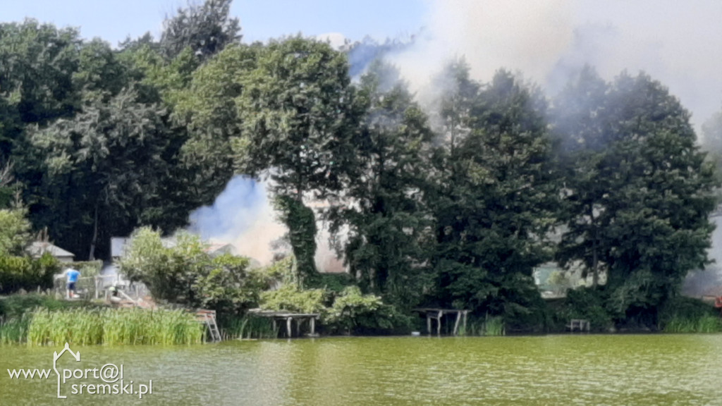 Wybuch butli z gazem na działkach w Niesłabinie. Spłonął domek letniskowy