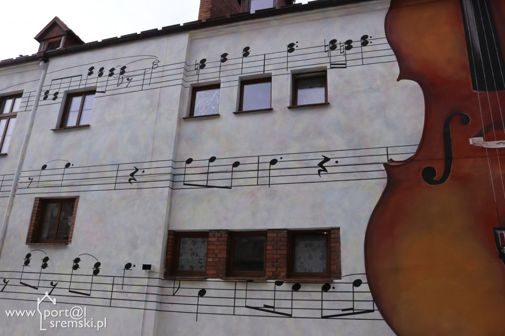 Wyjątkowy muzyczny mural już zdobi ulice Starówki w Śremie