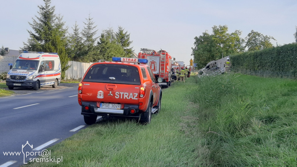 Jednocześnie dwa wypadki na DW 434 Śrem - Gostyń. Obowiązuje ruch wahadłowy