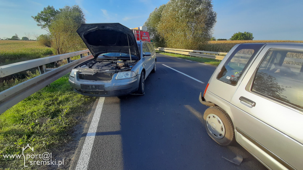 Jednocześnie dwa wypadki na DW 434 Śrem - Gostyń. Obowiązuje ruch wahadłowy