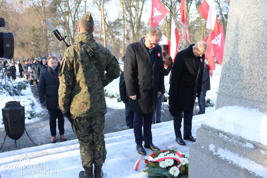 Śremianie uroczyście złożyli kwiaty pod pomnikiem