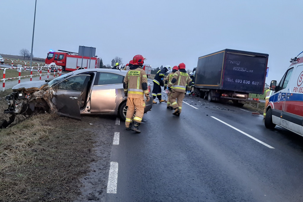 Kierująca zjechała na przeciwny pas i doprowadziła do czołowego zderzenia