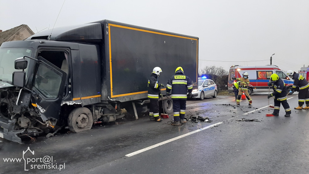 Kierująca zjechała na przeciwny pas i doprowadziła do czołowego zderzenia