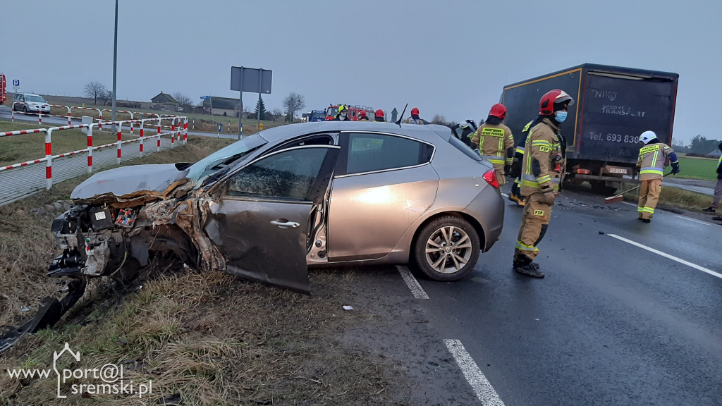 Kierująca zjechała na przeciwny pas i doprowadziła do czołowego zderzenia