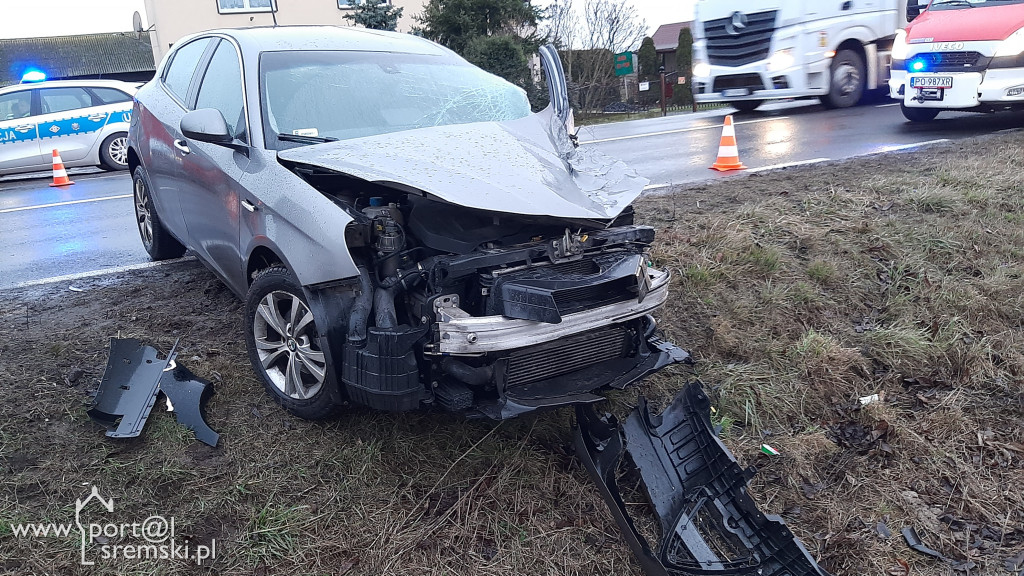 Kierująca zjechała na przeciwny pas i doprowadziła do czołowego zderzenia