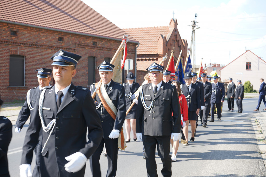 Ceremonia oddania do użytku strażakom z OSP Brodnica nowej strażnicy i wozu