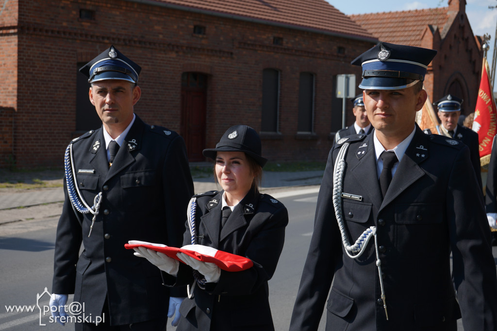 Ceremonia oddania do użytku strażakom z OSP Brodnica nowej strażnicy i wozu