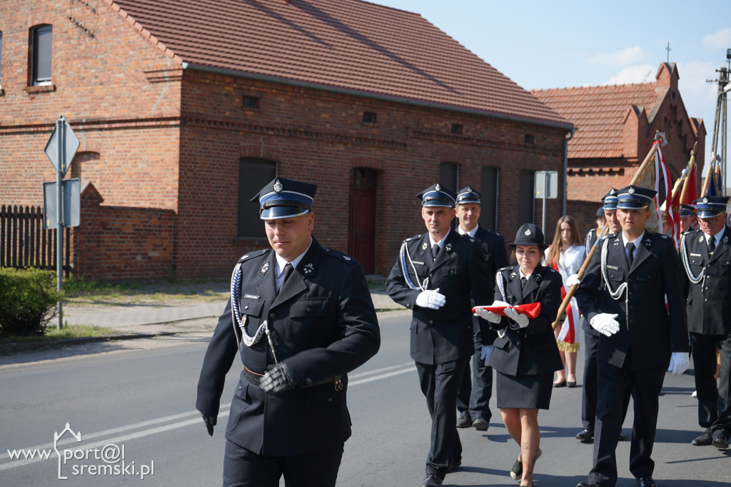 Ceremonia oddania do użytku strażakom z OSP Brodnica nowej strażnicy i wozu