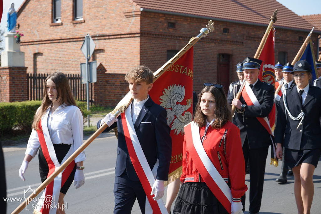 Ceremonia oddania do użytku strażakom z OSP Brodnica nowej strażnicy i wozu