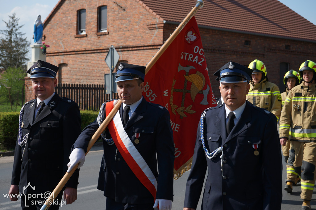 Ceremonia oddania do użytku strażakom z OSP Brodnica nowej strażnicy i wozu