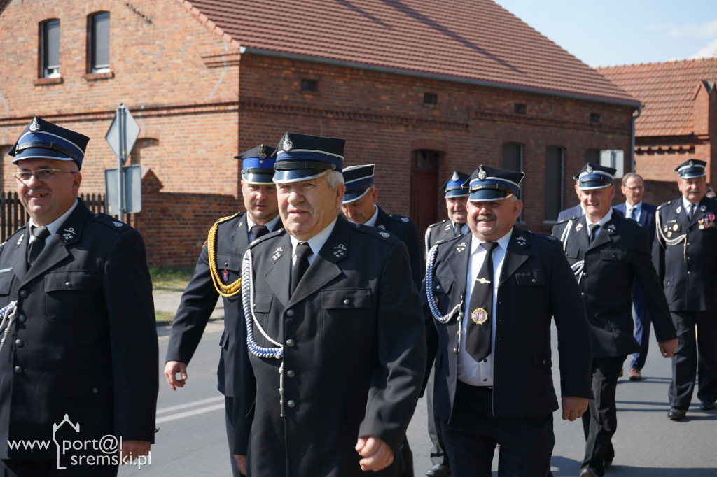 Ceremonia oddania do użytku strażakom z OSP Brodnica nowej strażnicy i wozu