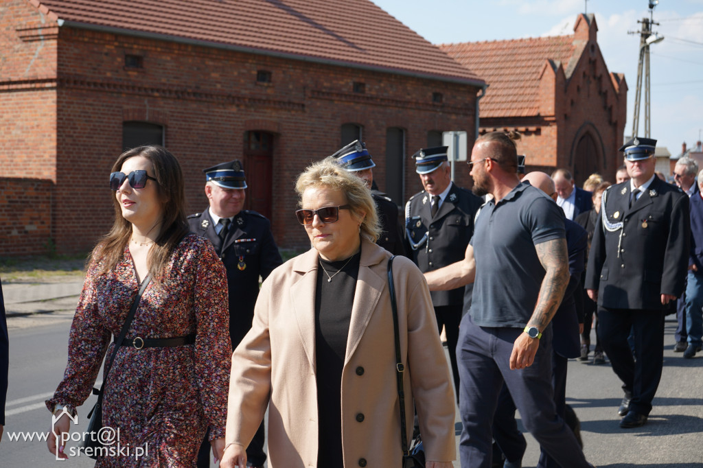 Ceremonia oddania do użytku strażakom z OSP Brodnica nowej strażnicy i wozu