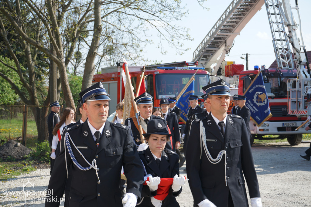 Ceremonia oddania do użytku strażakom z OSP Brodnica nowej strażnicy i wozu