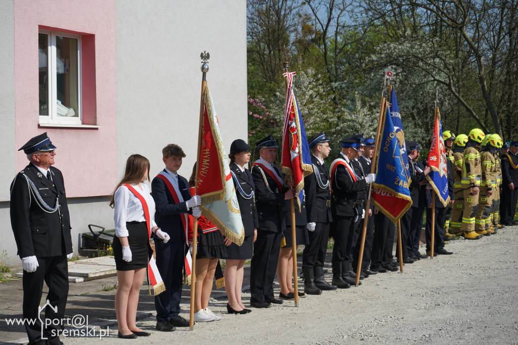 Ceremonia oddania do użytku strażakom z OSP Brodnica nowej strażnicy i wozu