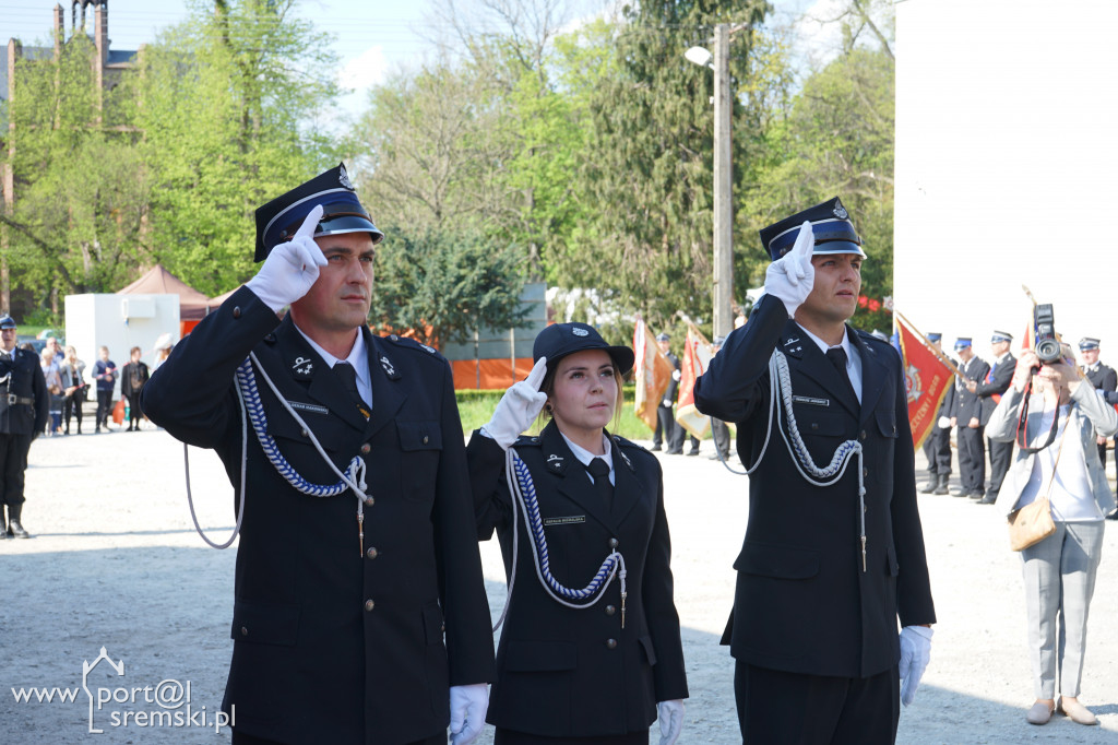 Ceremonia oddania do użytku strażakom z OSP Brodnica nowej strażnicy i wozu
