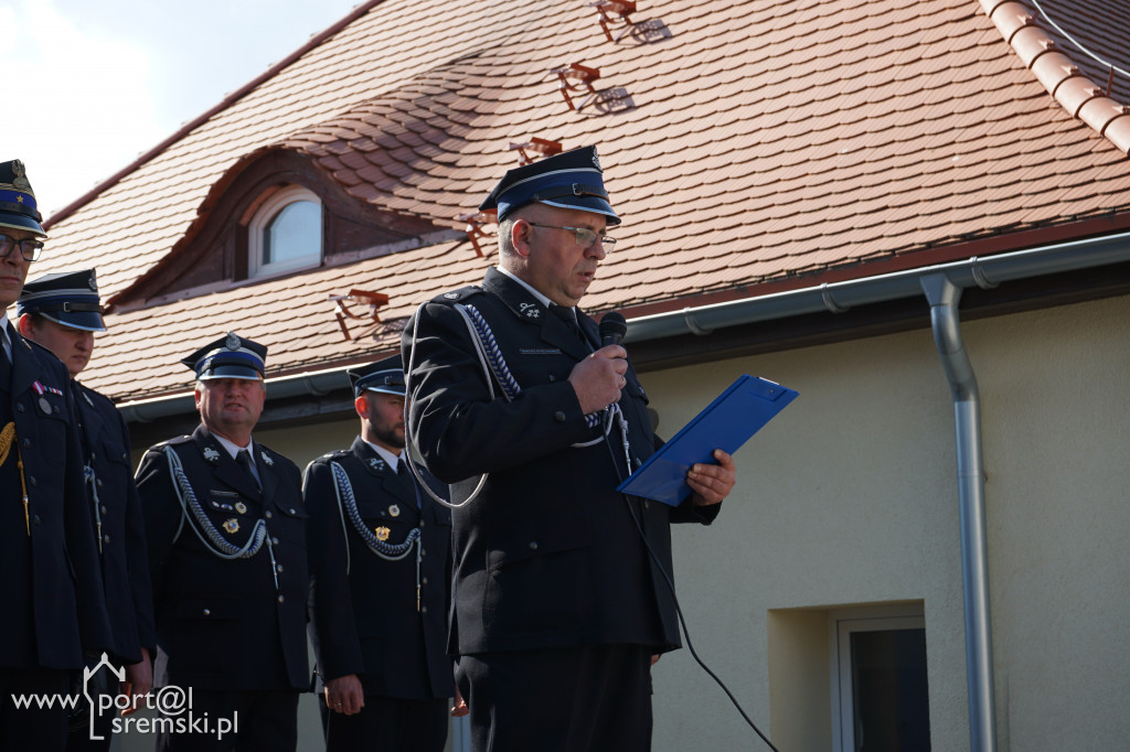 Ceremonia oddania do użytku strażakom z OSP Brodnica nowej strażnicy i wozu