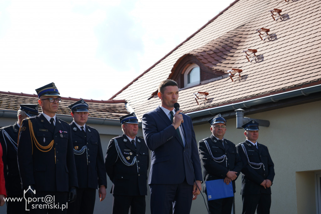 Ceremonia oddania do użytku strażakom z OSP Brodnica nowej strażnicy i wozu