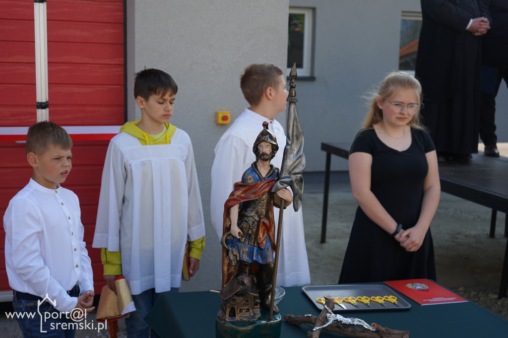 Ceremonia oddania do użytku strażakom z OSP Brodnica nowej strażnicy i wozu