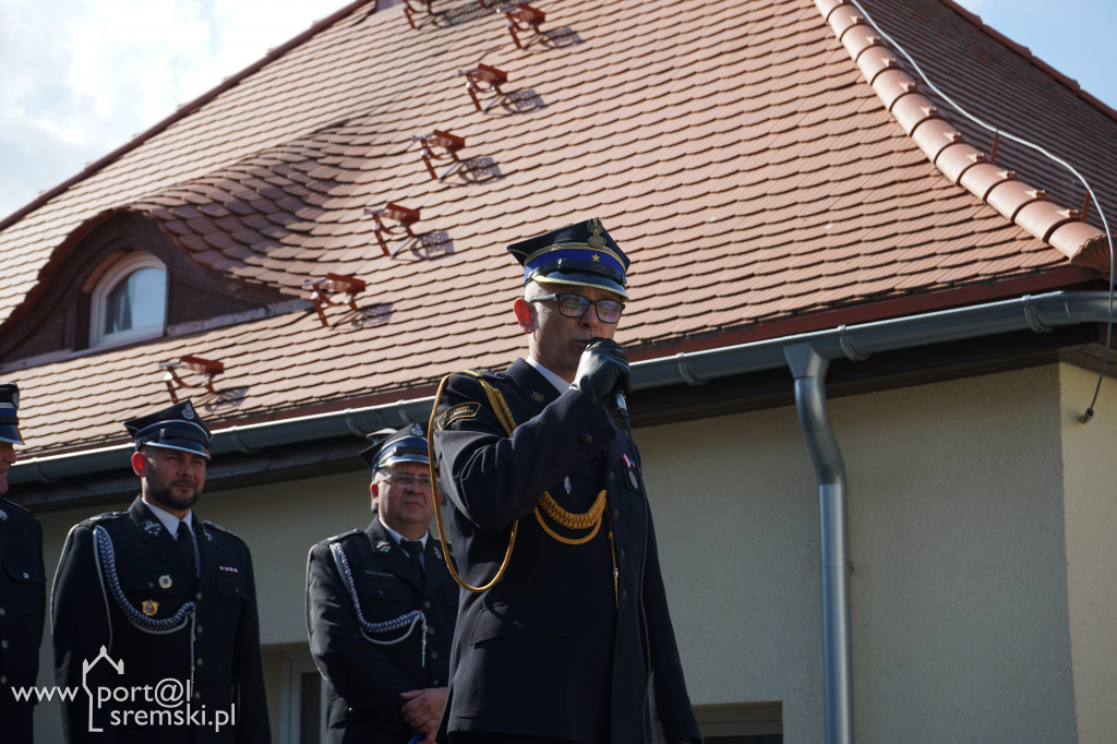 Ceremonia oddania do użytku strażakom z OSP Brodnica nowej strażnicy i wozu