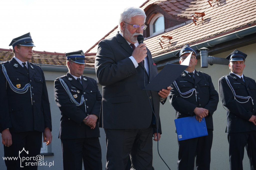 Ceremonia oddania do użytku strażakom z OSP Brodnica nowej strażnicy i wozu