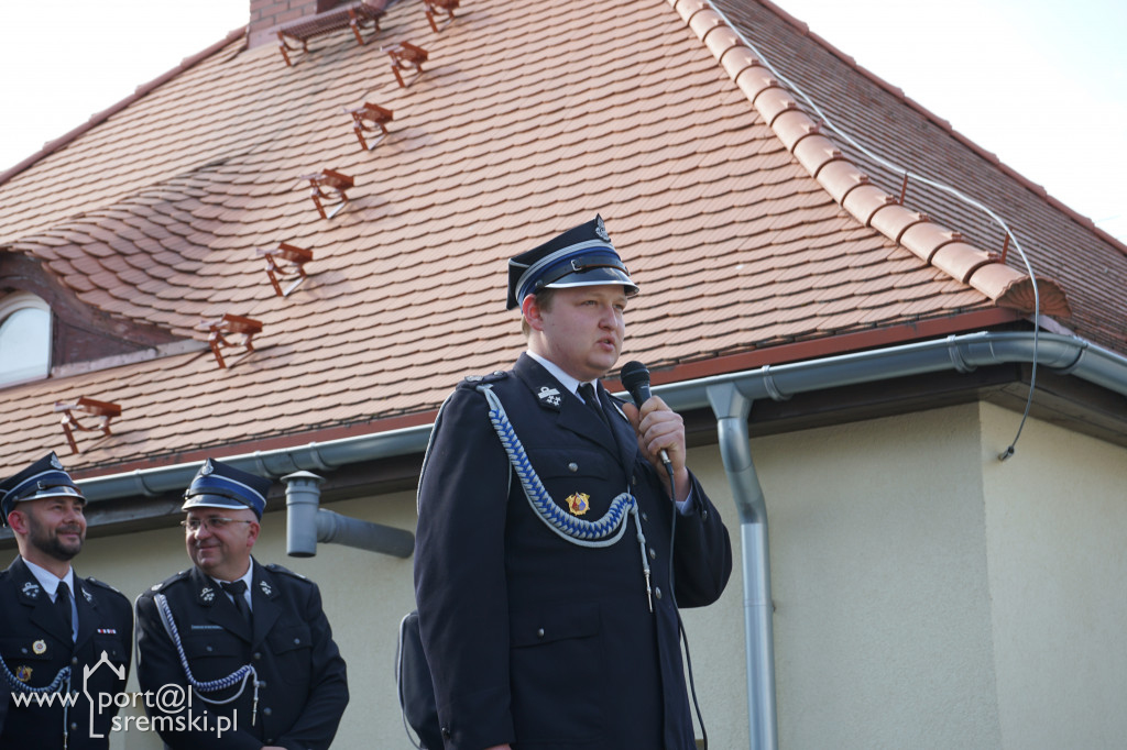Ceremonia oddania do użytku strażakom z OSP Brodnica nowej strażnicy i wozu