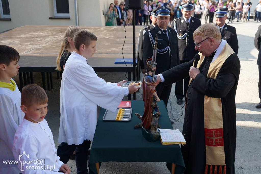 Ceremonia oddania do użytku strażakom z OSP Brodnica nowej strażnicy i wozu