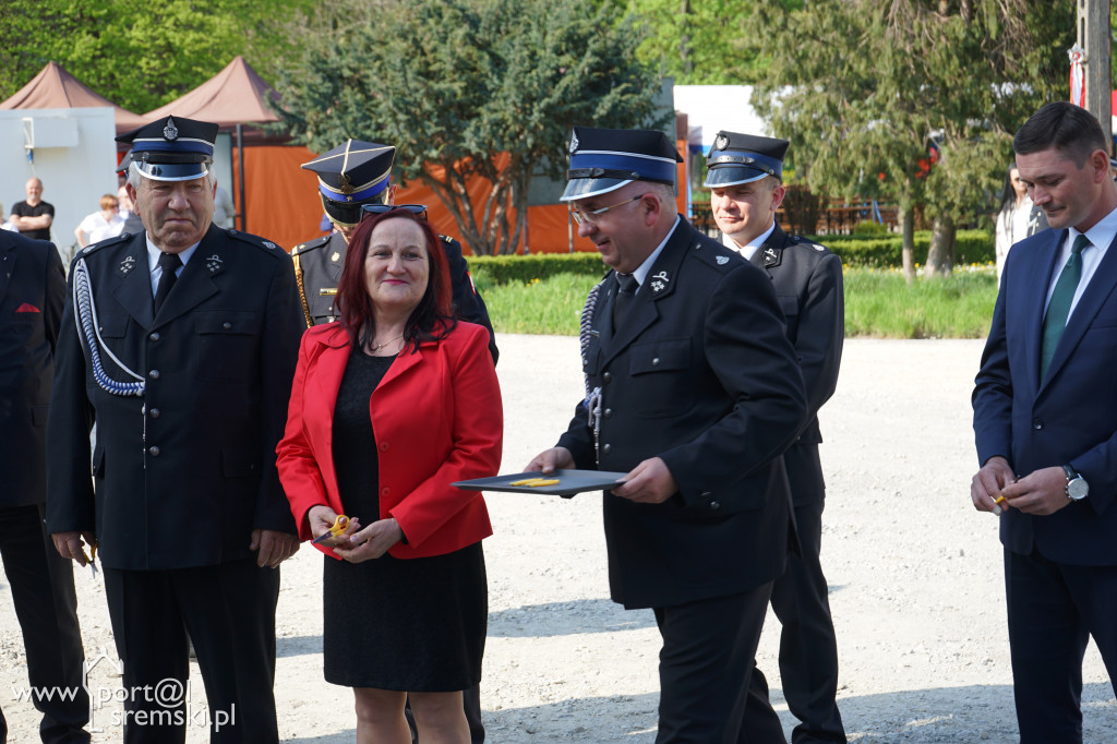 Ceremonia oddania do użytku strażakom z OSP Brodnica nowej strażnicy i wozu
