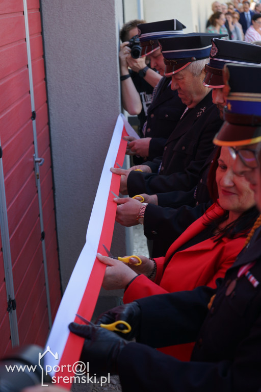Ceremonia oddania do użytku strażakom z OSP Brodnica nowej strażnicy i wozu