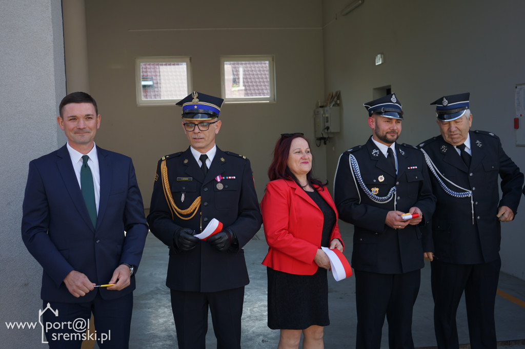 Ceremonia oddania do użytku strażakom z OSP Brodnica nowej strażnicy i wozu