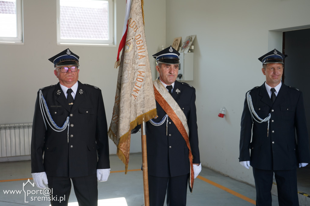 Ceremonia oddania do użytku strażakom z OSP Brodnica nowej strażnicy i wozu