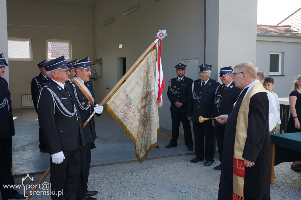 Ceremonia oddania do użytku strażakom z OSP Brodnica nowej strażnicy i wozu