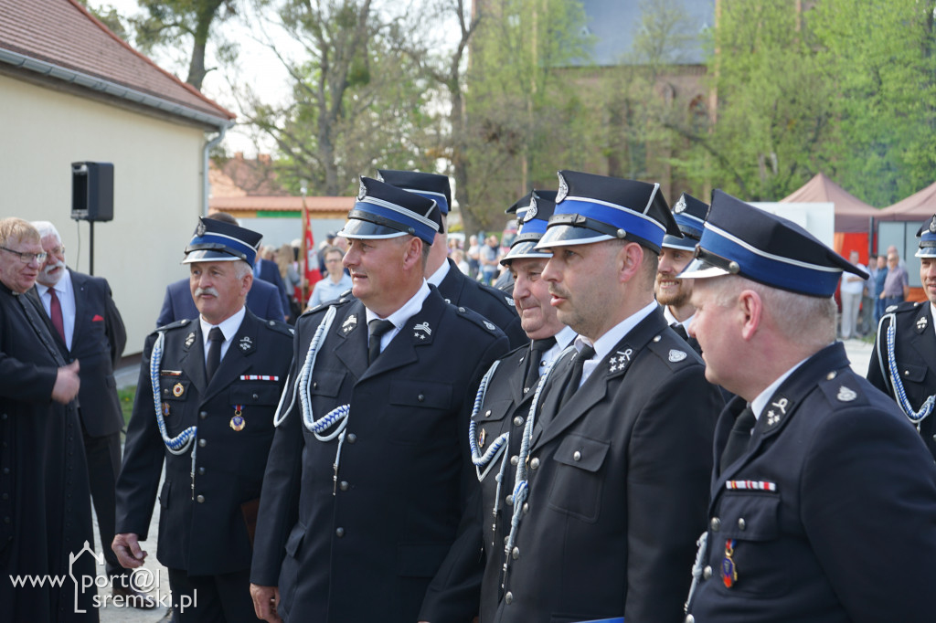 Ceremonia oddania do użytku strażakom z OSP Brodnica nowej strażnicy i wozu