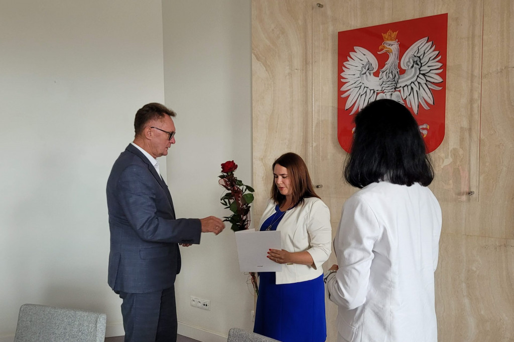 Wręczenie aktów śremskim nauczycielkom