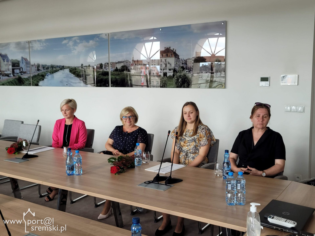 Wręczenie aktów śremskim nauczycielkom