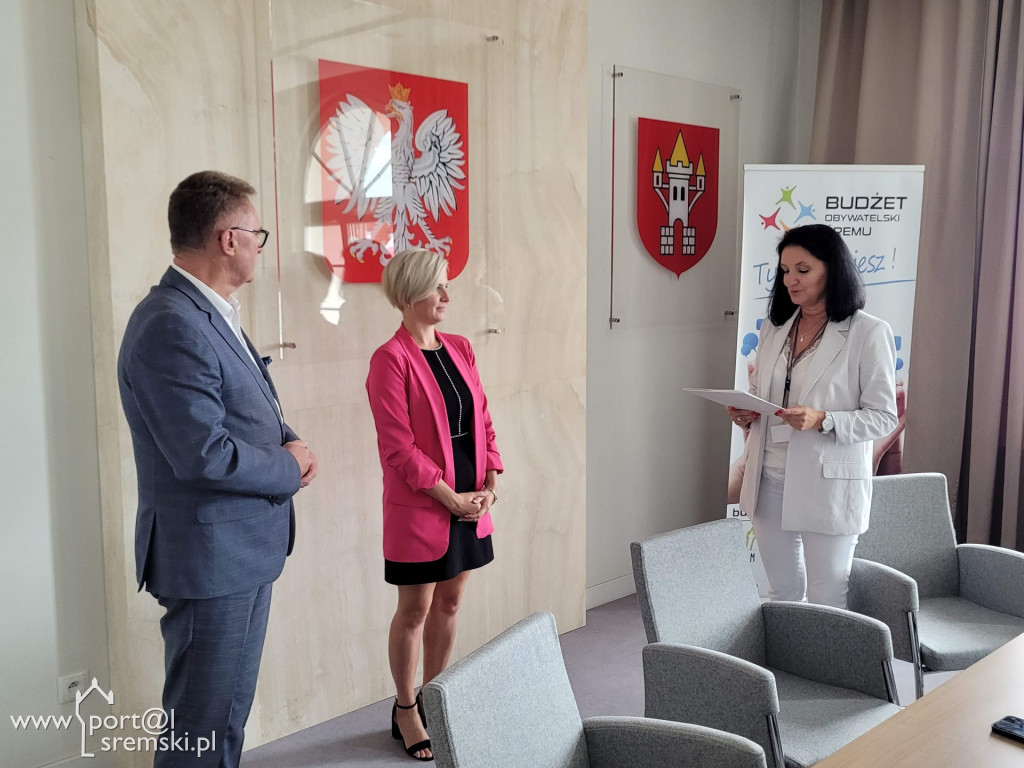 Wręczenie aktów śremskim nauczycielkom