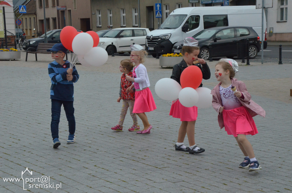 Ksiąski rynek na biało i czerwono