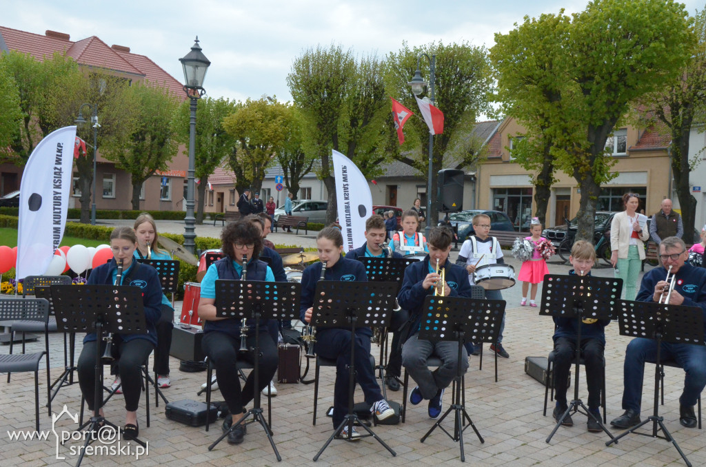 Ksiąski rynek na biało i czerwono
