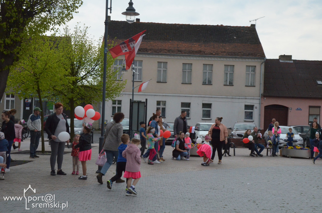 Ksiąski rynek na biało i czerwono