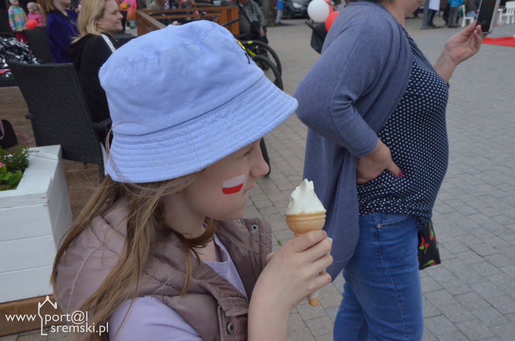 Ksiąski rynek na biało i czerwono
