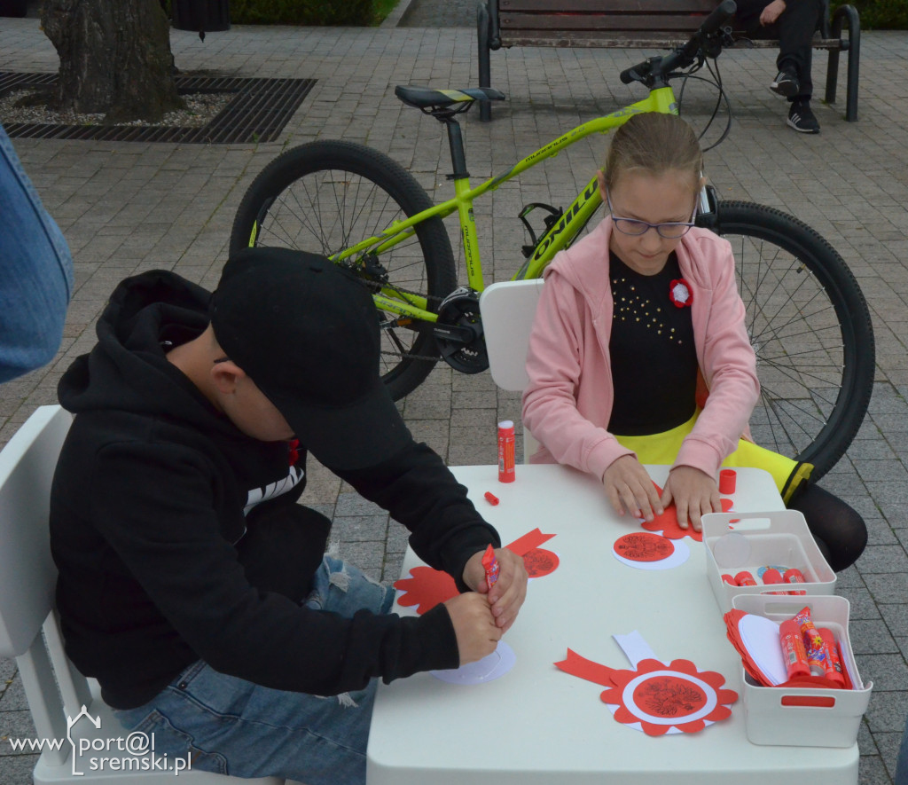 Ksiąski rynek na biało i czerwono